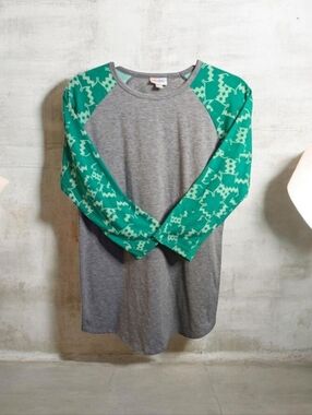 Lularoe Medium Randy Raglan Tee